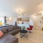 Nia Villa *