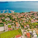 Nia * Kastela