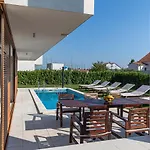 Nia Villa *