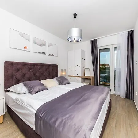 Nia *